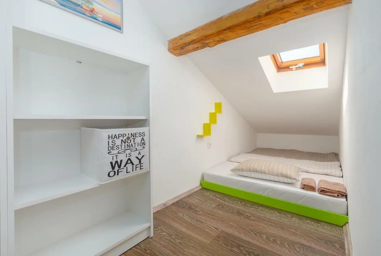 Apartment Maria Lussi Pula 0*,